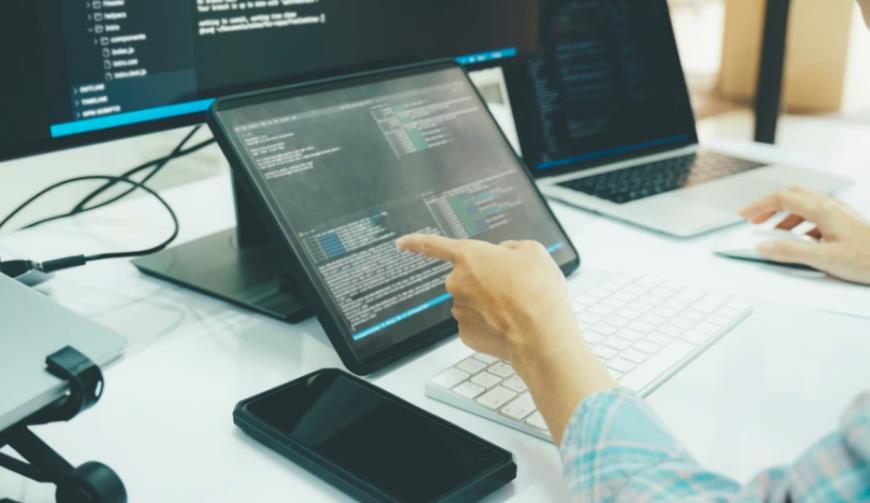 哈密AI智能应用开发的关键命题:如何在释放员工效能的同时筑牢安全防线?